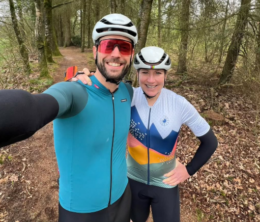 Annemiek van Vleuten en haar partner Oscar tijdens een fietstocht